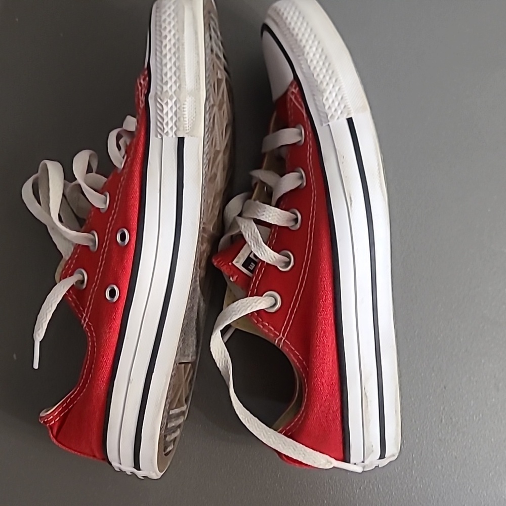 Converse red women 6 / men's 4